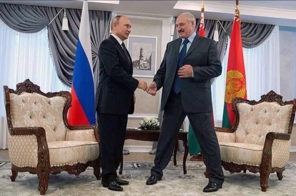 Лукашенко (рост - 182 см) ради Путина готов сесть на шпагат.