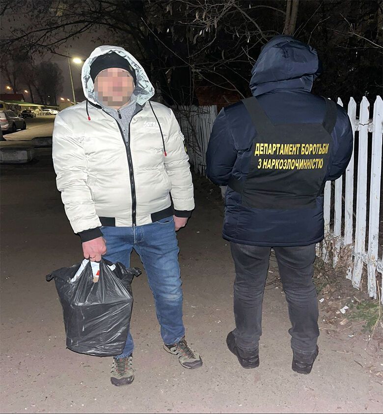 В Киеве задержан мужчина, который пересылал наркотики в пакетах с кофе. Фото