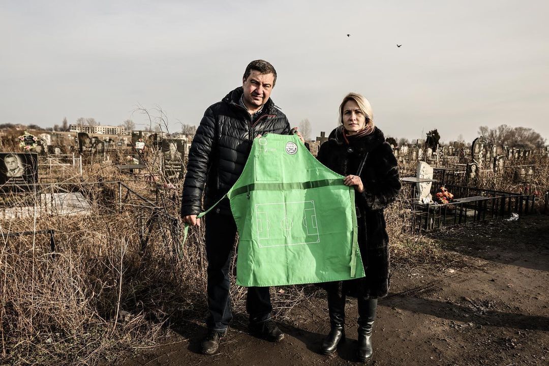 Зелений фартух як згадка про щасливе життя: в  Дніпрі попрощалися з 17-річним Максимом  Богуцьким, який став жертвою удару РФ. Фото 