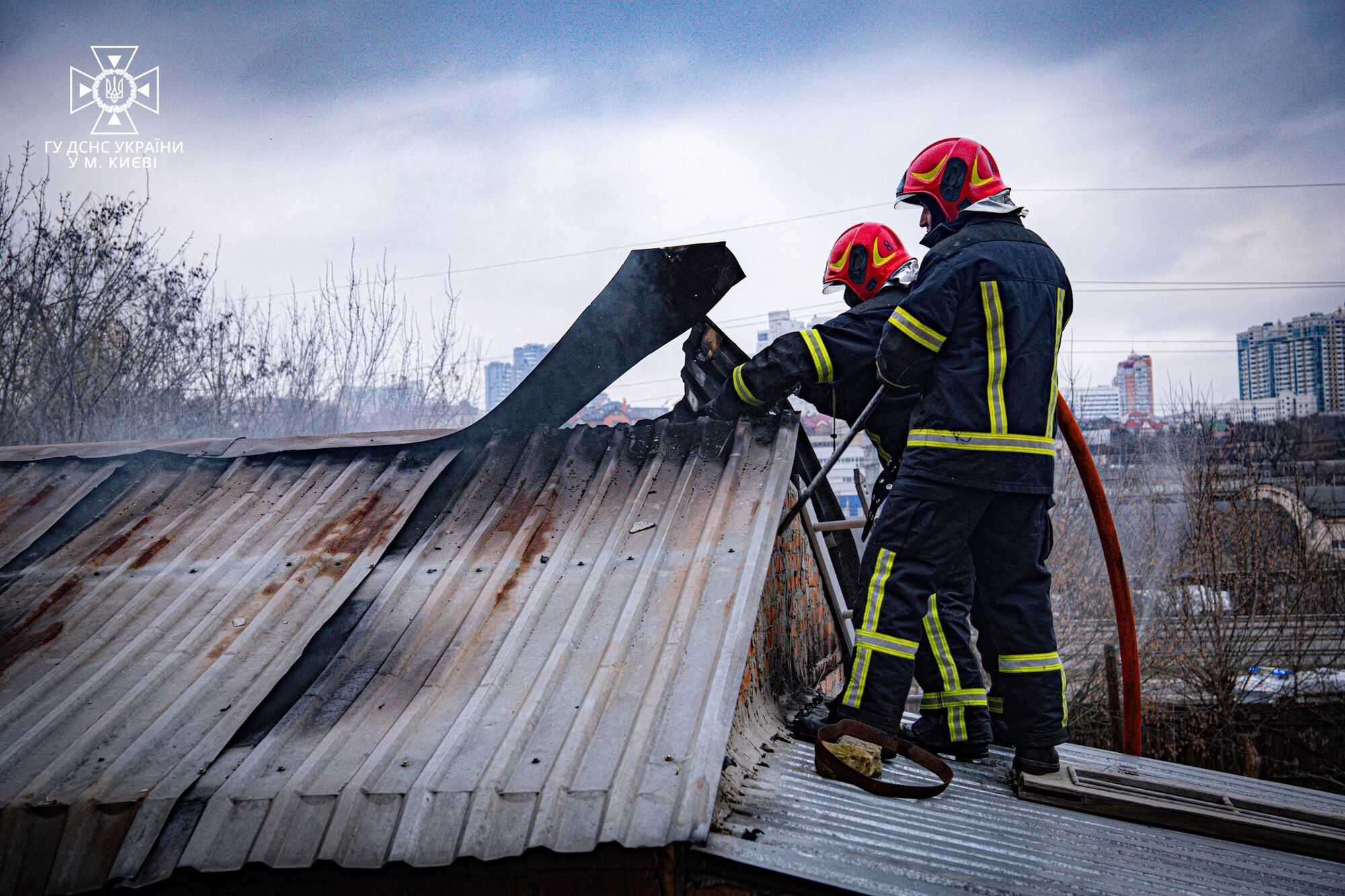 В Киеве мужчина едва не сгорел во время пожара в частном доме. Фото
