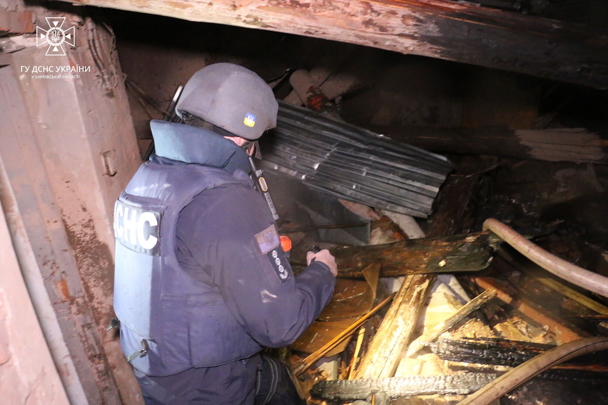 Війська РФ ударили по житловому будинку в Харкові: є жертва та постраждалі