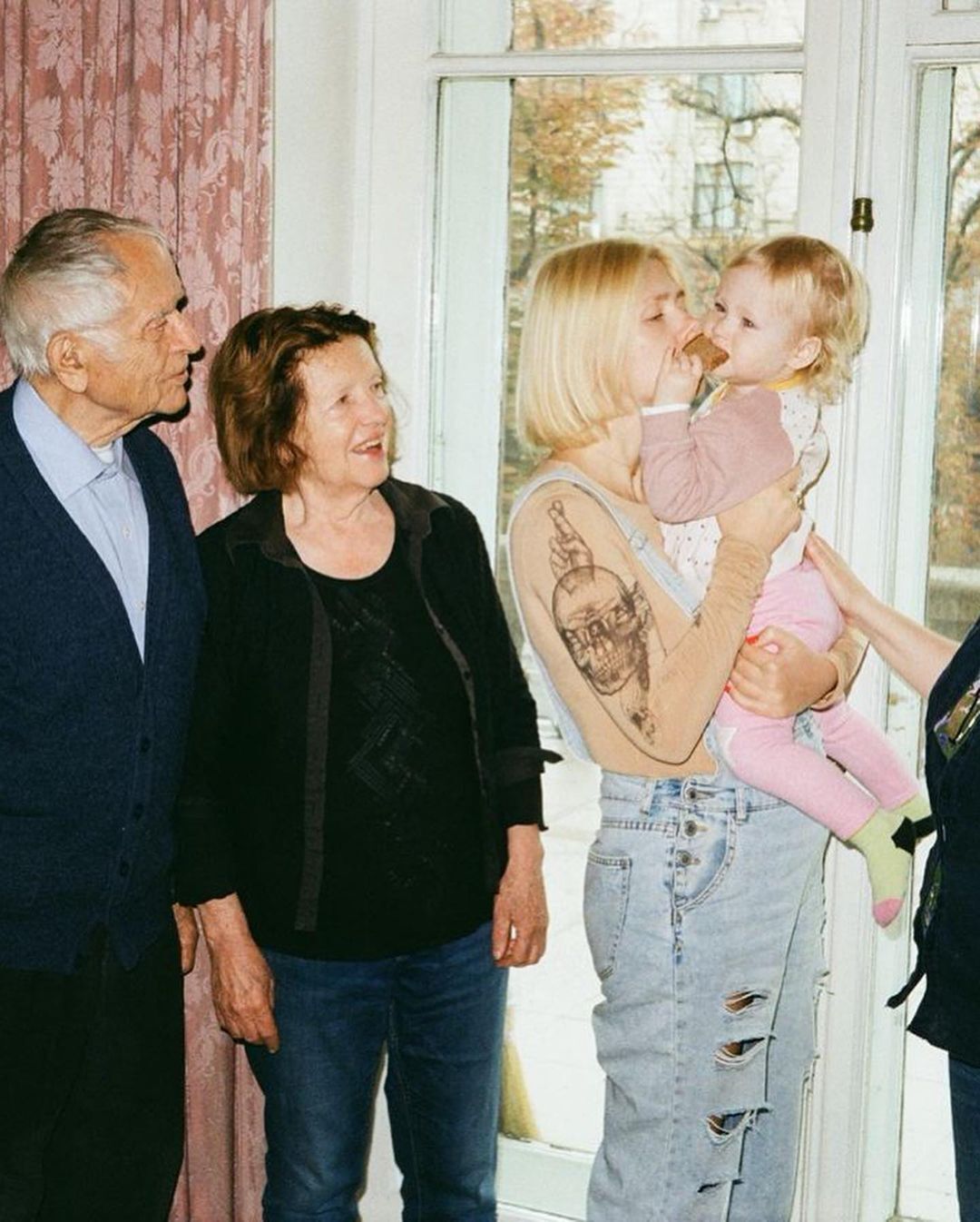 Внучка Дмитрия Павлычко посвятила умершему дедушке трогательный пост и показала редкие семейные фото