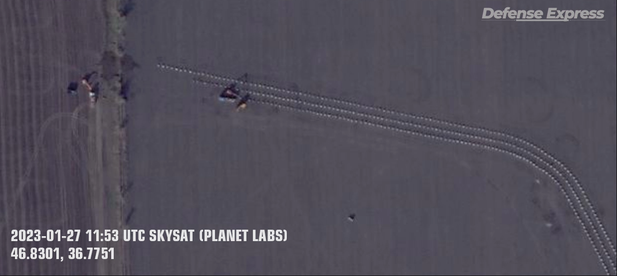 Три ряди ''зубів дракона'' і укриття: супутникові фото зафіксували, як окупанти укріплюють аеродром в Бердянську