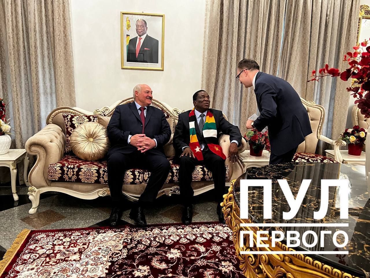 Лукашенко приехал в Зимбабве: в аэропорту встретили танцами и надели венок. Видео