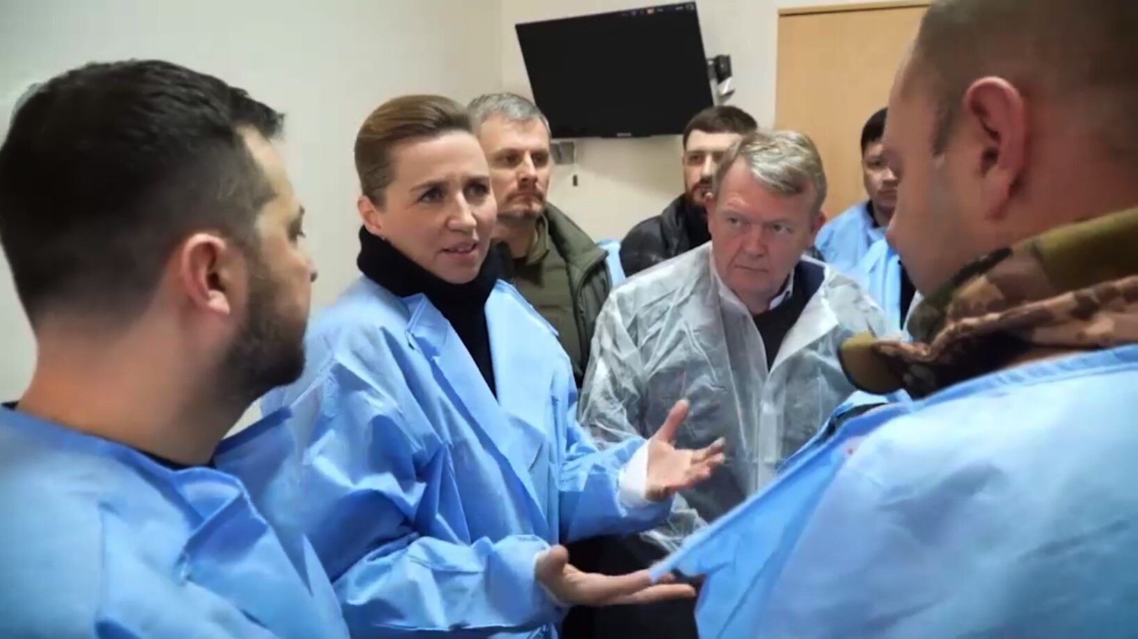 Зеленский в Николаеве встретился с премьер-министром Дании: посетили раненых защитников и осмотрели морской порт. Видео