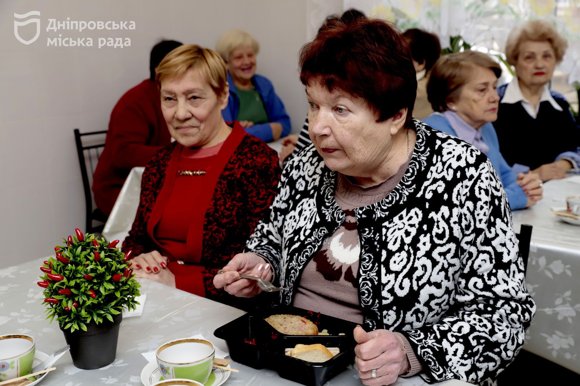У Дніпрі самотніх літніх містян та людей з інвалідністю нагодують гарячими обідами