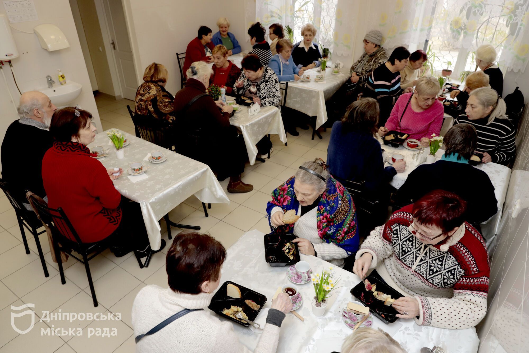 В Днепре одиноких пожилых горожан и людей с инвалидностью накормят горячими обедами