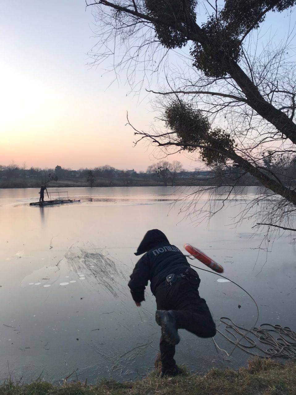 На Київщині врятували двох дітей, які опинились на понтоні посеред замерзлої річки. Фото