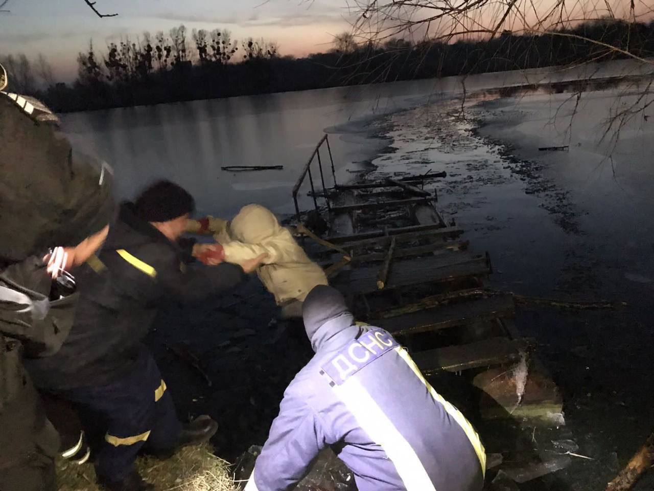В Киевской области спасли двоих детей, которые оказались на понтоне посреди замерзшей реки. Фото