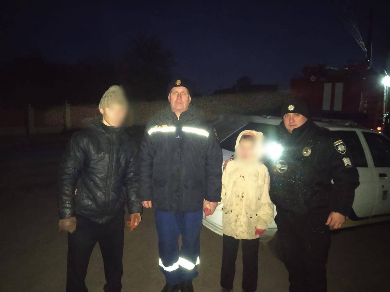 В Киевской области спасли двоих детей, которые оказались на понтоне посреди замерзшей реки. Фото