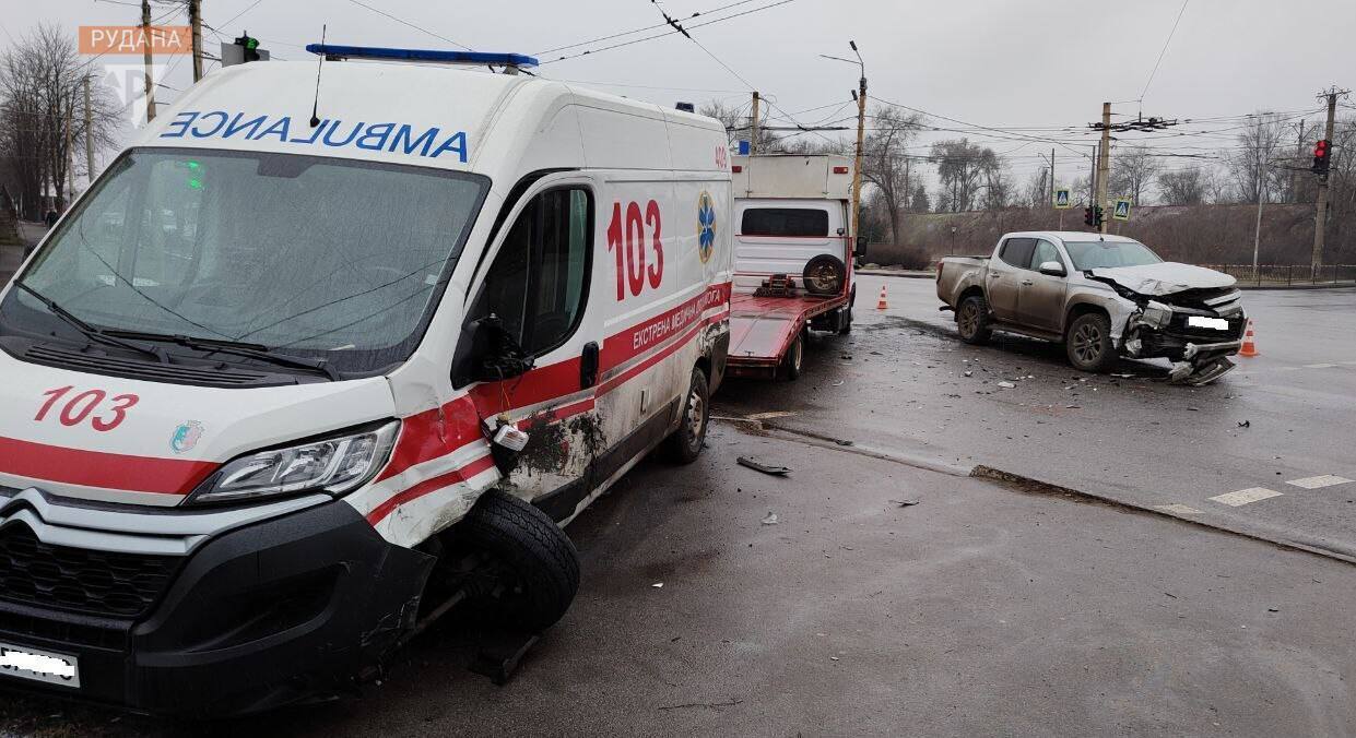 В Кривом Роге скорая с тяжелобольной пациенткой попала в смертельное ДТП: водитель легковушки не услышал сирену. Фото и видео