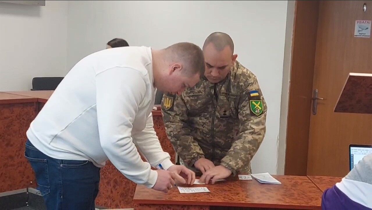 Мер Броварів Сапожко отримав повістку до військкомату. Відео