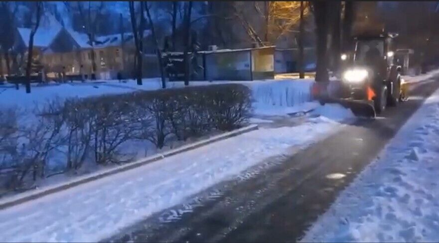 У Києві вночі для прибирання снігу задіяли понад 300 одиниць техніки