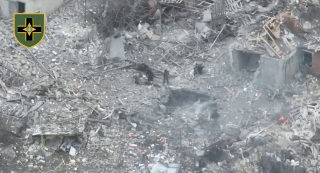 Защитники Украины уничтожили командный пункт и БК оккупантов: выжившие сбежали на мотоцикле, бросив раненых. Видео