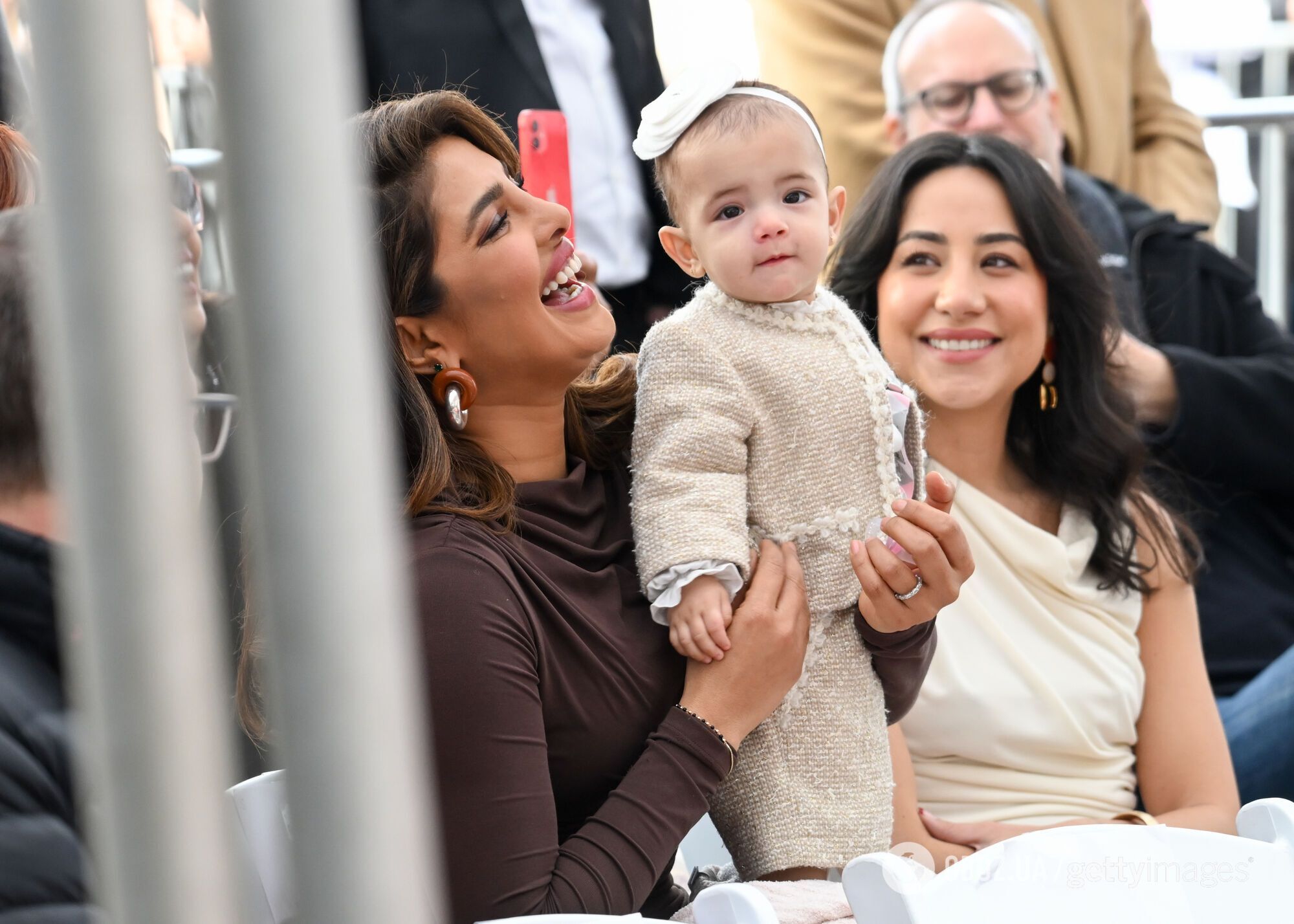 Приянка Чопра и Ник Джонас впервые появились на публике со своей годовалой дочкой. Фото