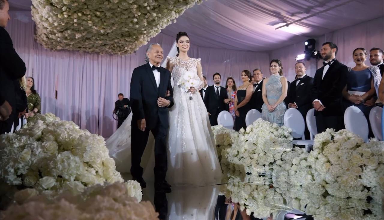 Ексчоловік Лопес не стримав сліз, коли побачив свою 23-річну обраницю у весільній сукні. Зворушливе відео з церемонії 