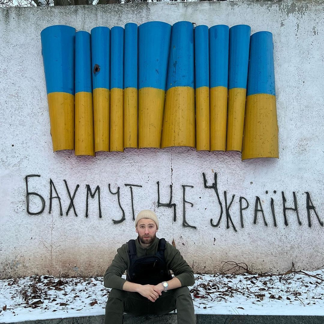 ''Бахмут любить Україну'': відомий музикант розчулив фотографіями графіті на руїнах незламного міста
