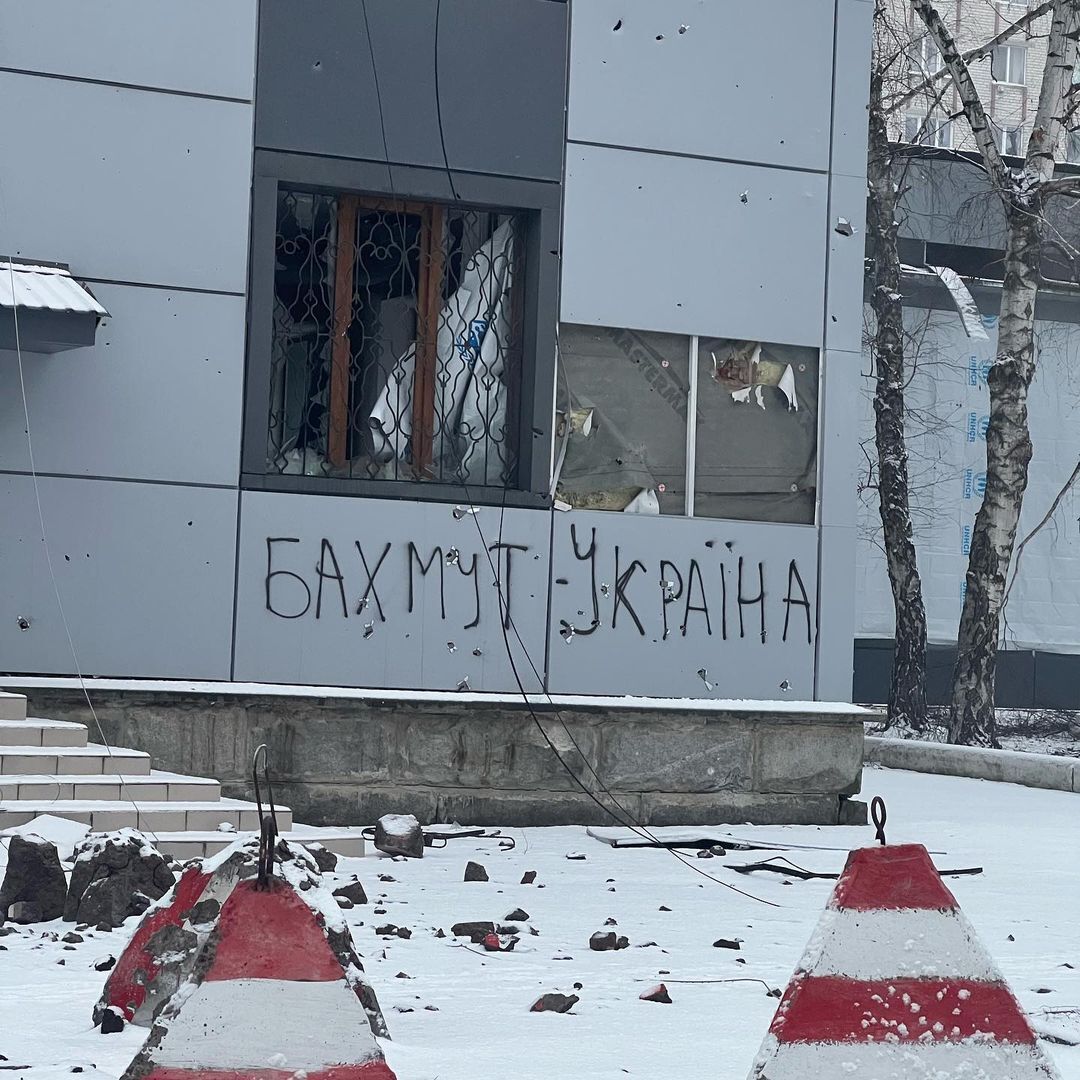 "Бахмут любит Украину": известный музыкант растрогал фотографиями граффити на руинах несокрушимого города