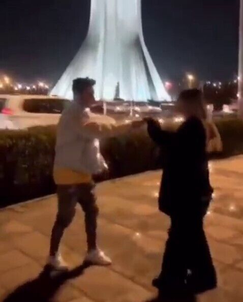 В Иране пару влюбленных приговорили к 10,6 годам тюрьмы за романтический танец на площади Тегерана. Видео