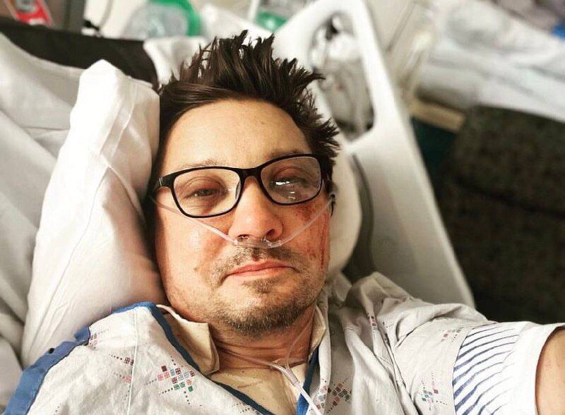 Зірка "Месників" вийшов на зв'язок з фанатами після нещасного випадку: опубліковано кадр з лікарняного ліжка