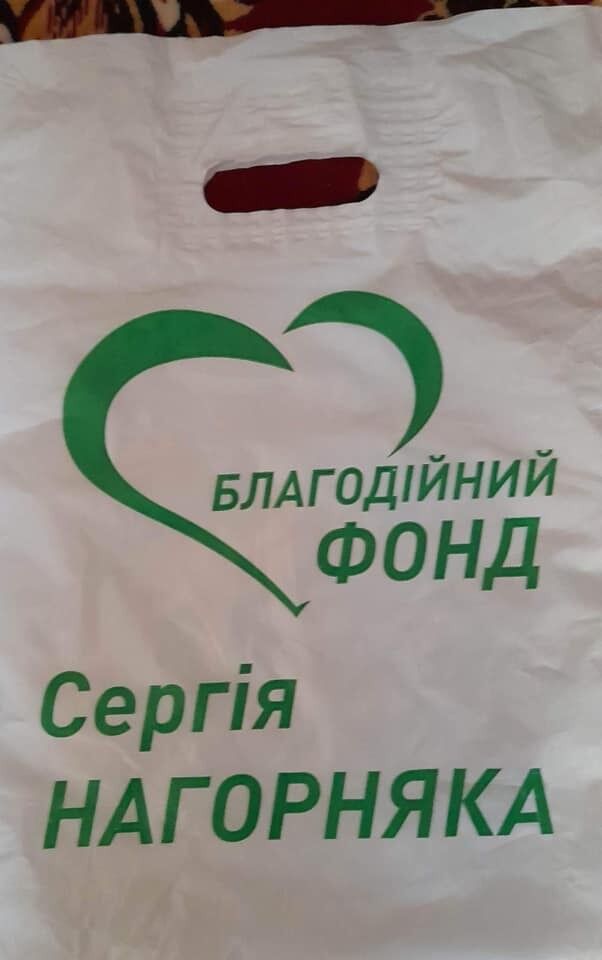 Нардеп від "Слуги народу" потрапив у гучний скандал через прострочені продукти для родини загиблого Героя: принесли непотріб і гниль