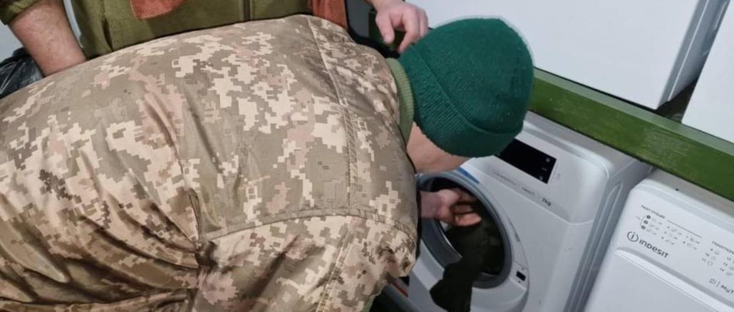 Военные на фронте получат семь новых мобильных бытовых комплексов от Порошенко и волонтеров