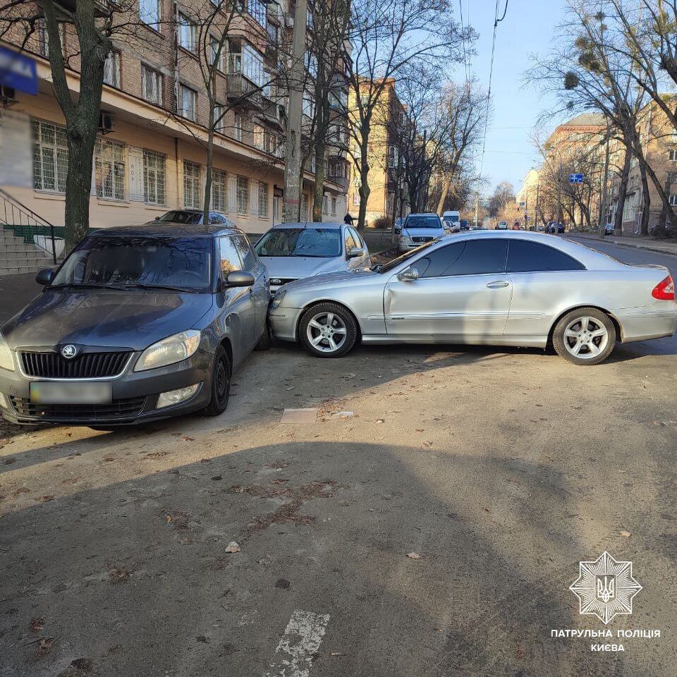 В Киеве неуправляемый Mercedes протащил водителя по дороге и протаранил припаркованную легковушку. Фото