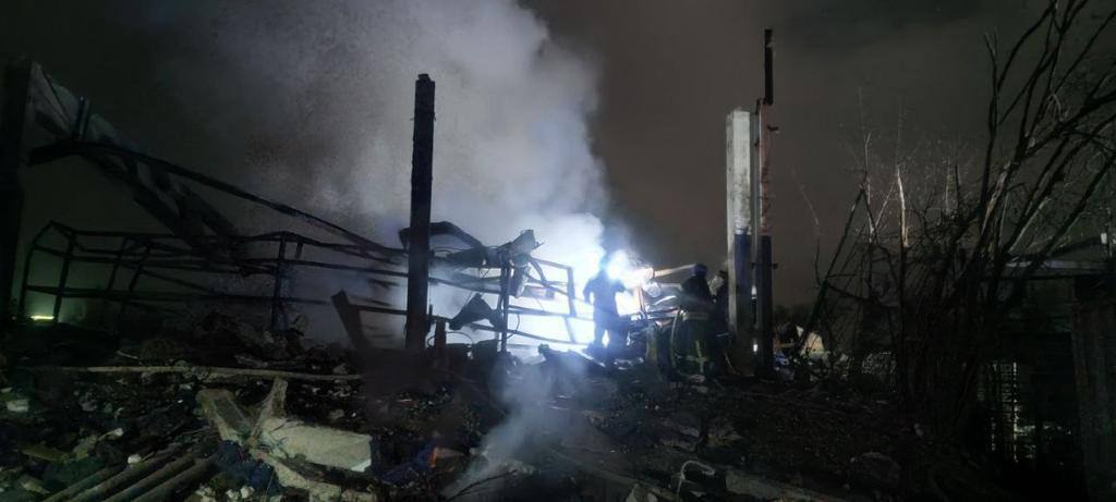 Оккупанты обстреляли Запорожье: на месте прилета начался серьезный пожар, есть раненый
