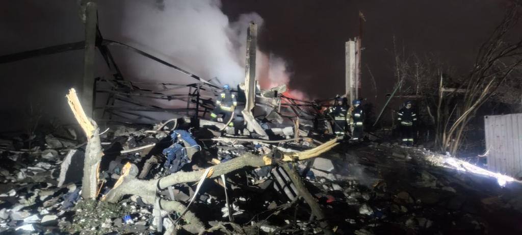 Окупанти обстріляли Запоріжжя: на місці прильоту почалася серйозна пожежа, є поранений