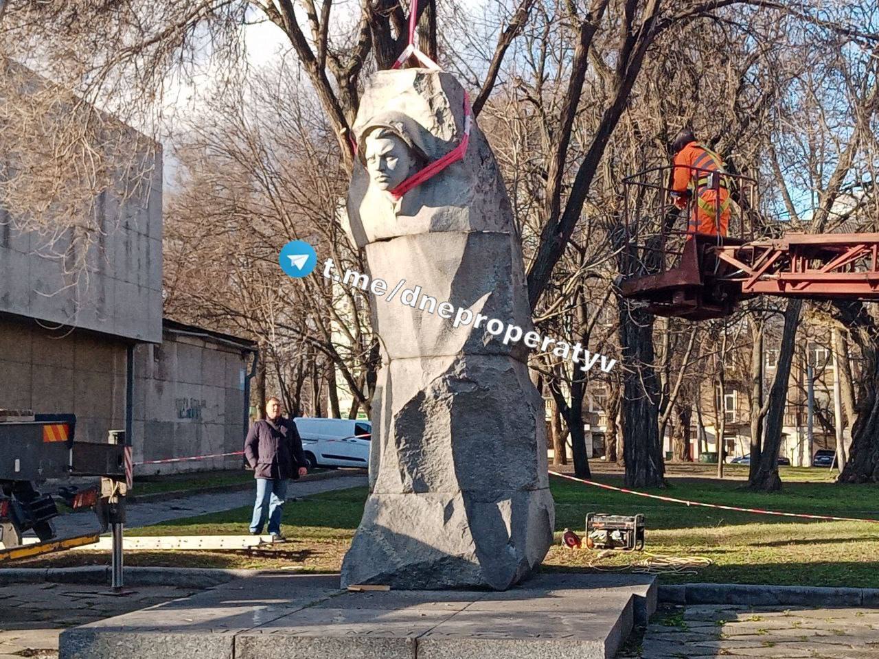 Декомунізація триває: у Дніпрі демонтували радянські пам’ятники Юхимові Пушкіну і Олександру Матросову. Фото 