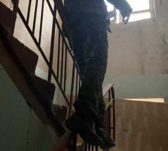 На окупованій Луганщині знайшли повішеного російського солдата: у передсмертній записці скаржився на кадировців. Фото