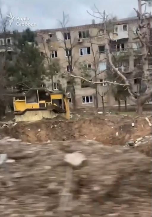 Разрушенные дома и обломки на улицах: как сейчас выглядит Бахмут, за который идут тяжелые бои. Фото и видео