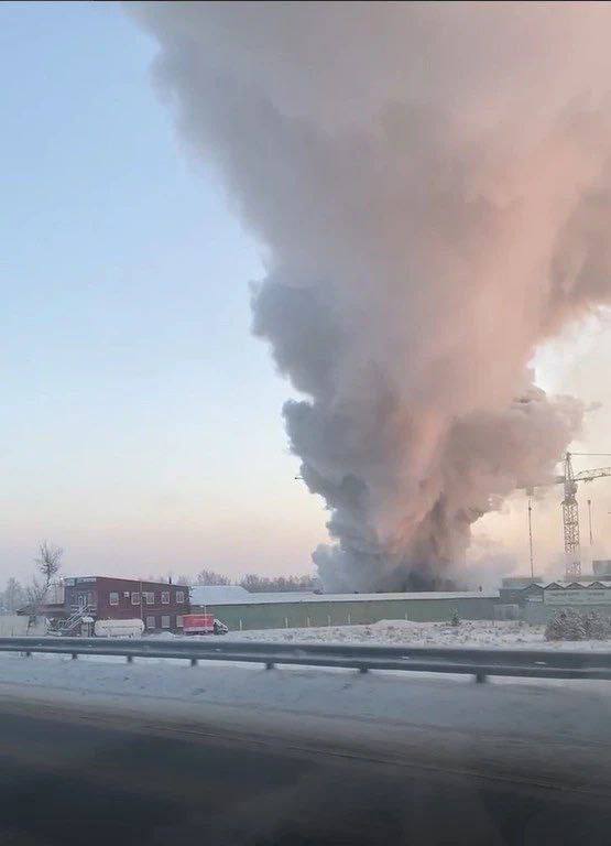 В Санкт-Петербурге вспыхнул мощный пожар, огонь охватил завод "Беларусь МТЗ": есть погибшие. Видео