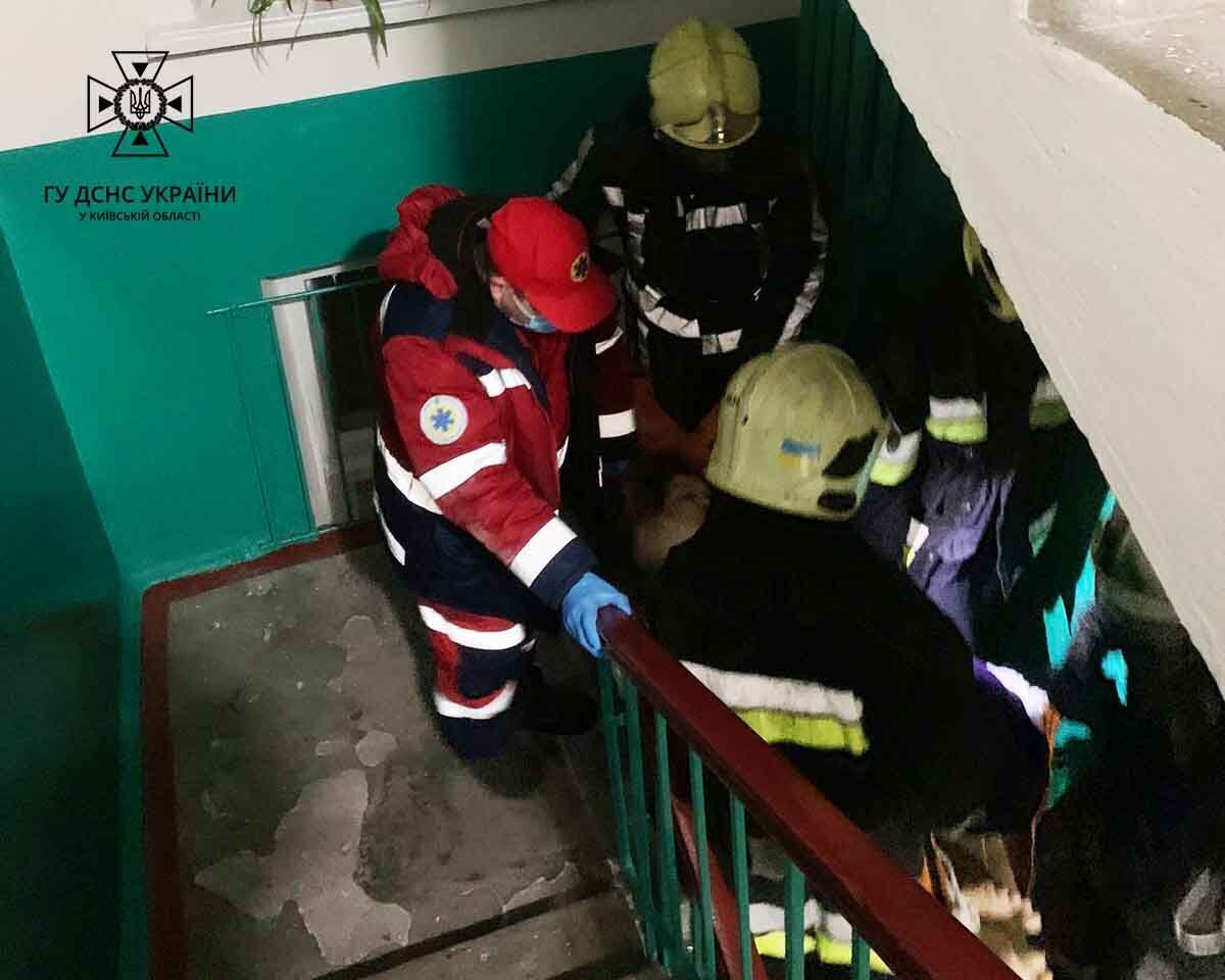 На Київщині бійці ДСНС винесли з палаючої квартири жінку та врятували чоловіка. Фото