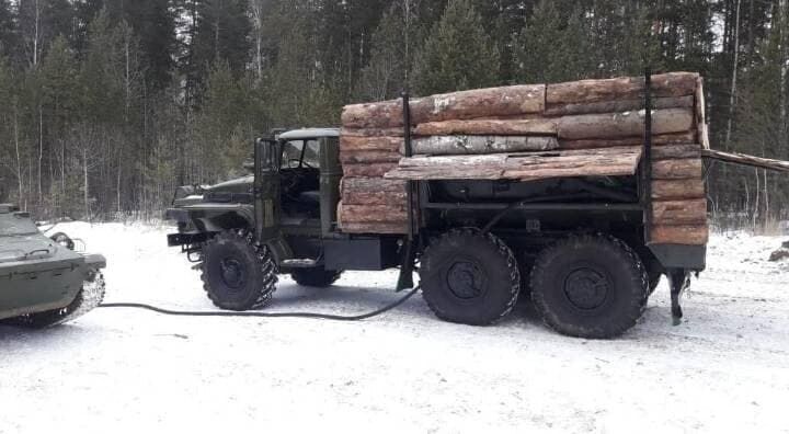 Окупанти в Україні маскують військові паливозаправники під авто з дровами. Фото 