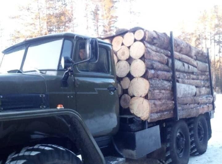 Окупанти в Україні маскують військові паливозаправники під авто з дровами. Фото 