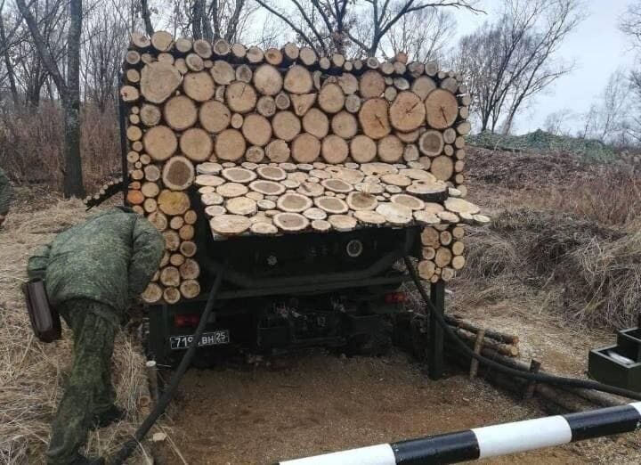 Оккупанты в Украине маскируют военные топливозаправщики под машины с дровами. Фото