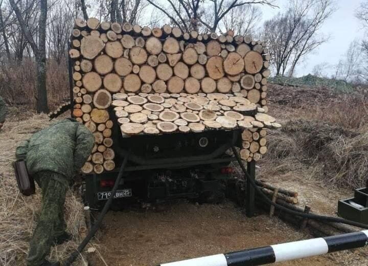 Окупанти в Україні маскують військові паливозаправники під авто з дровами. Фото 