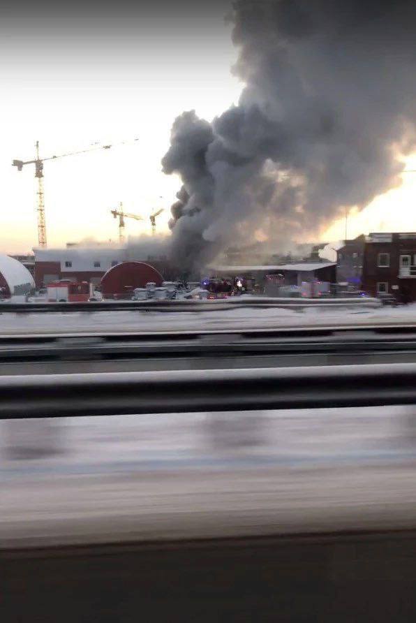 В Санкт-Петербурге вспыхнул мощный пожар, огонь охватил завод "Беларусь МТЗ": есть погибшие. Видео