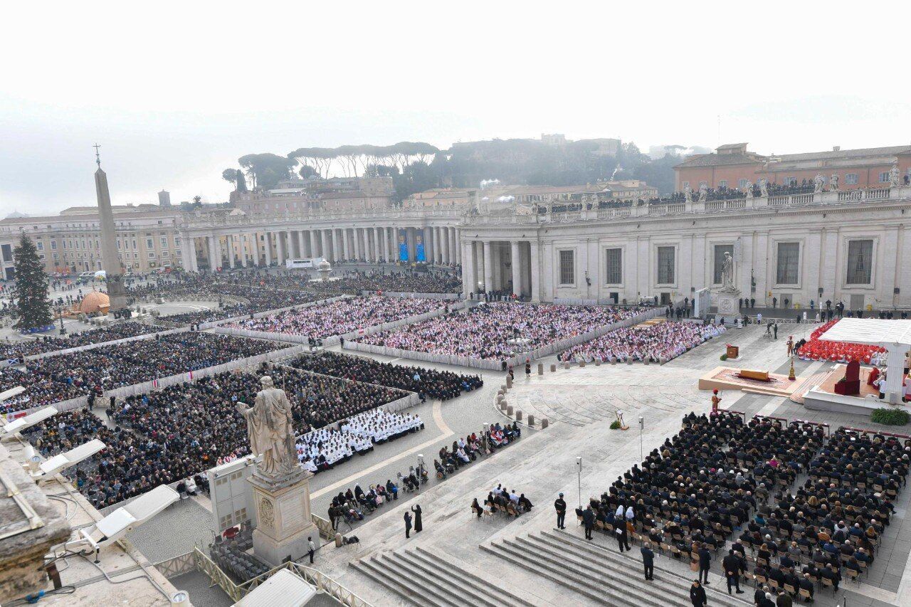 У Ватикані проходить церемонія похорону Бенедикта XVI: на площі зібралися 100 тис. вірян. Фото і відео
