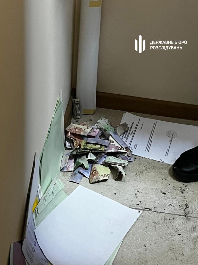 Деньги прятали в обогревателях, макулатуре и туалете: появились подробности схемы поборов на Одесской таможне. Видео