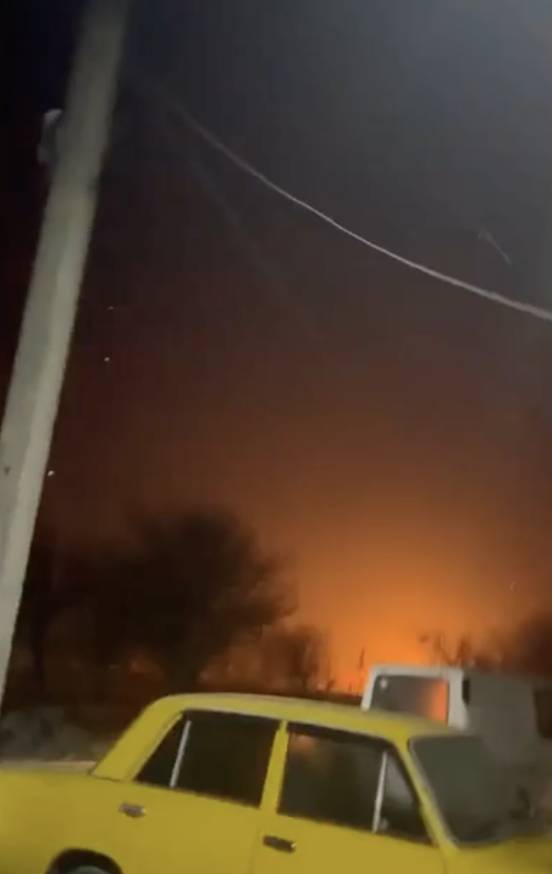 У Нижньогірському, що в Криму, пролунали потужні вибухи: є приліт, окупанти задіяли ППО. Відео 