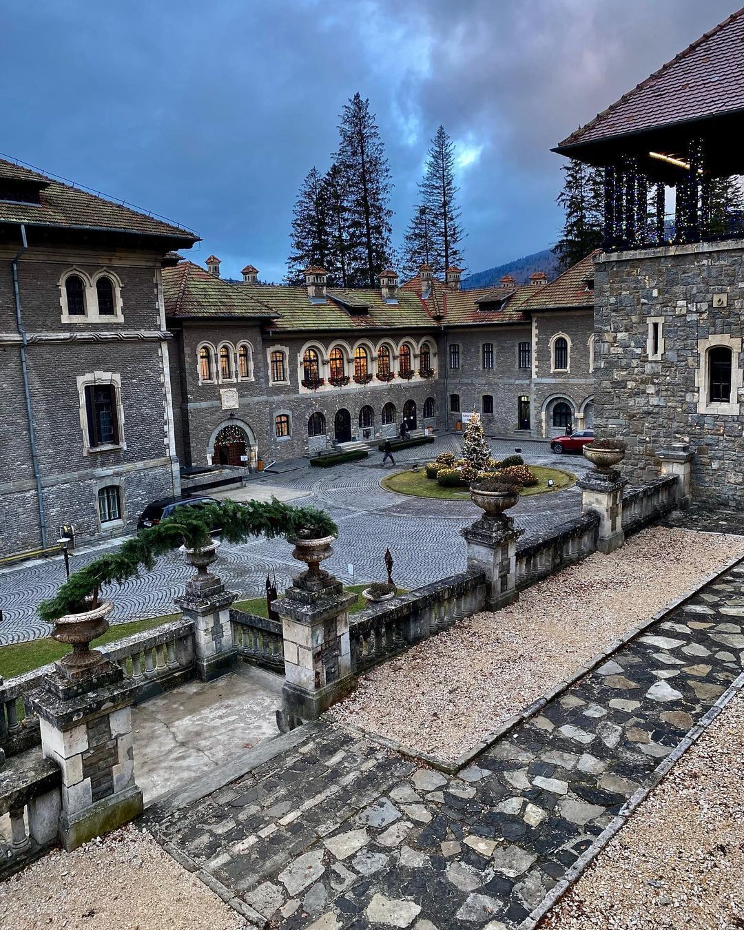 Румынский замок Кантакузино, где снимали сериал "Уэнздей", можно посетить за 270 гривен: где находится и как добраться