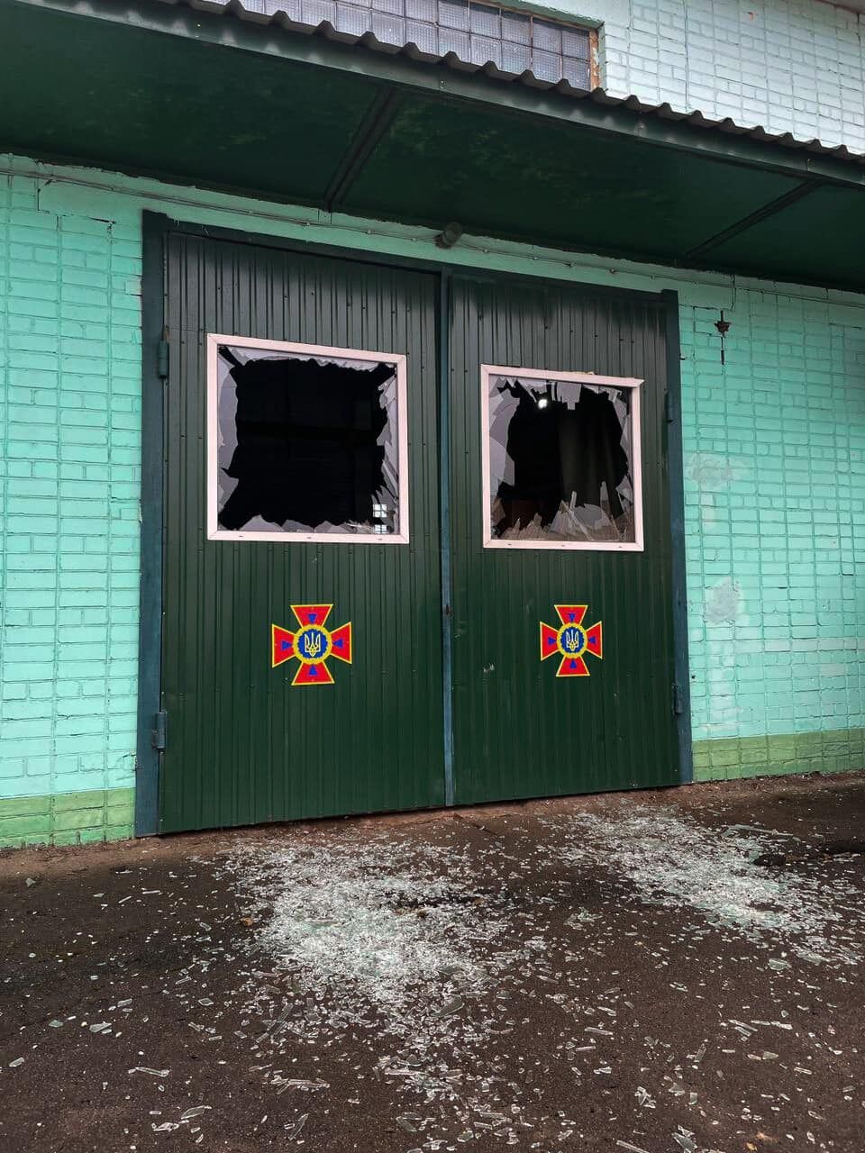 Війська РФ вдарили по пожежній частині в Херсоні: одна людина загинула, четверо поранені. Фото