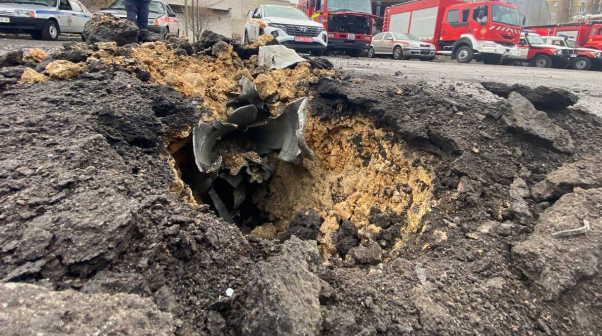 Війська РФ вдарили по пожежній частині в Херсоні: одна людина загинула, четверо поранені. Фото