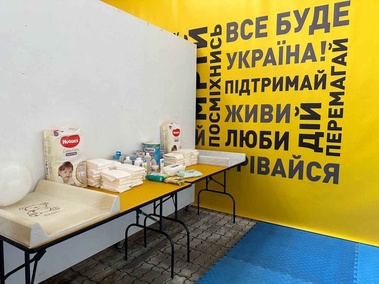 У Києві запрацювало "містечко незламності", де можна зігрітися, зарядити гаджети й провести час із дітьми. Фото