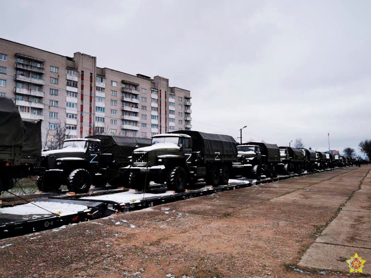 Встречали хлебом-солью: Россия перебросила в Беларусь эшелон с военными и десятки единиц техники. Фото