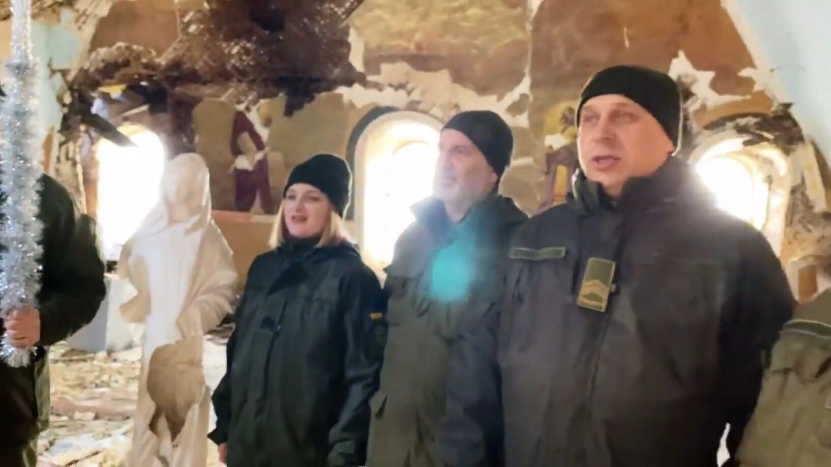 В Харькове нацгвардейцы спели колядку в храме, поврежденном авиаударом РФ. Видео