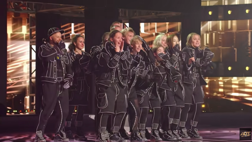 Юные танцоры из Украины показали удивительный номер на шоу America's Got Talent: жюри и зрителей поразили и рассказы о войне. Видео