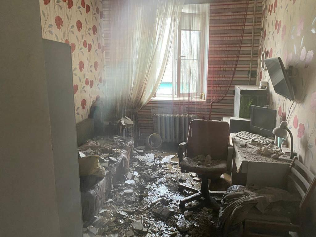 Окупанти напередодні Різдва завдали удару по Кураховому: влучили в будинок і лікарню, де були десятки людей. Фото 